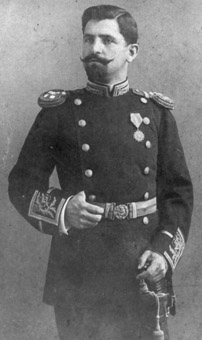 Лейтенант Рашко Серафимов в парадна униформа на младши офицер от Флота, мод. 1902 г.