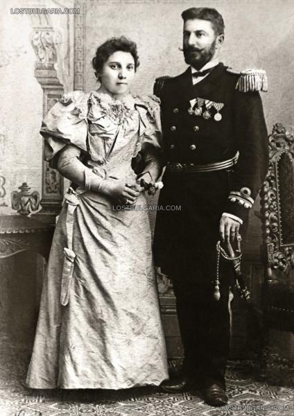 Мичман I разряд от Дунавската флота Станчо Димитриев с годеницата си Невянка, Русе 1895 г. 01