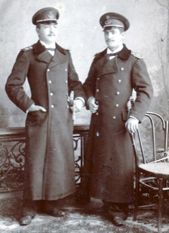 Младши офицери от Флота в зимна униформа с шинел