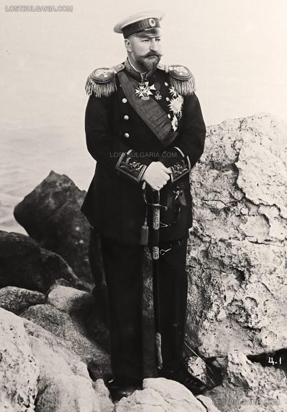 Портрет на Княз Фердинанд в униформа на капитан I ви ранг, заснет на скалите при Евксиноград, вероятно около 1906 1907 гг.