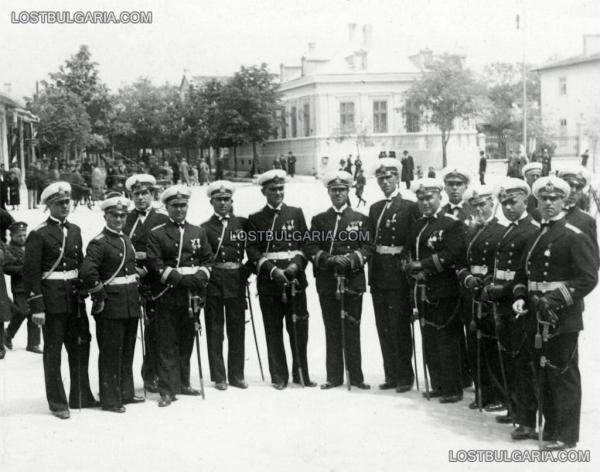 Болгарские морские офицеры в парадной форме и с саблями. 1930 е годы 01