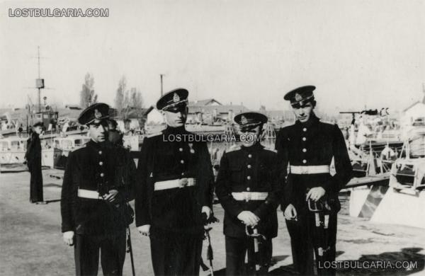 Офицери от Флота на фона на съдове от Торпедната флотилия, Варна, 1943 44 г. 01