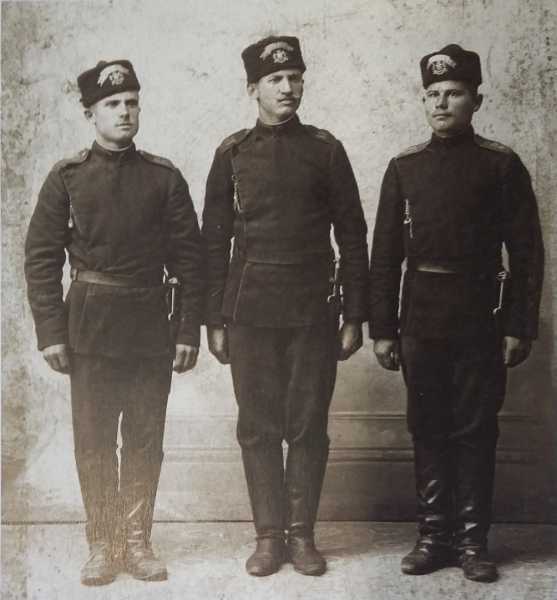  18 го пехотного Еьарского полка с унтер офицерскими штык ножами М1888 (Велико Тырново, 1892 г.)