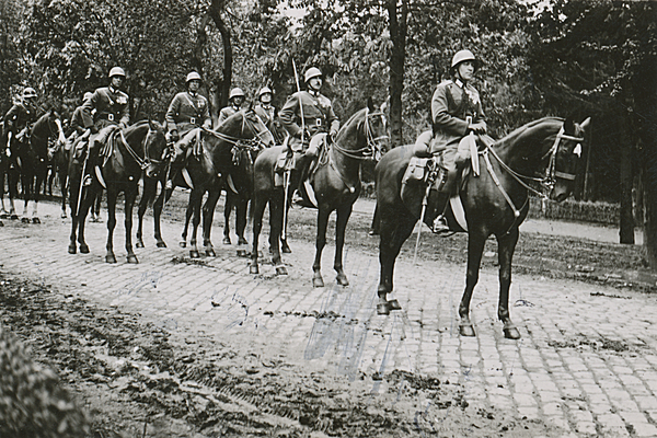  Петър Цанев като командир на Първи конен полк сред други военни на Гергьовден (1940 г.)