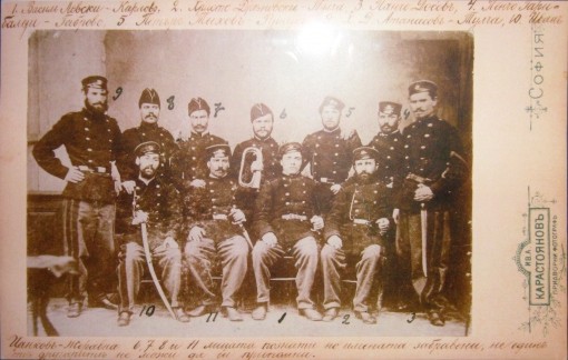  Второй Болгарской легии (1867—1868 гг.). В. Левский третий слева в первом ряду. Многие вооружены бельгийскими тесаками 01