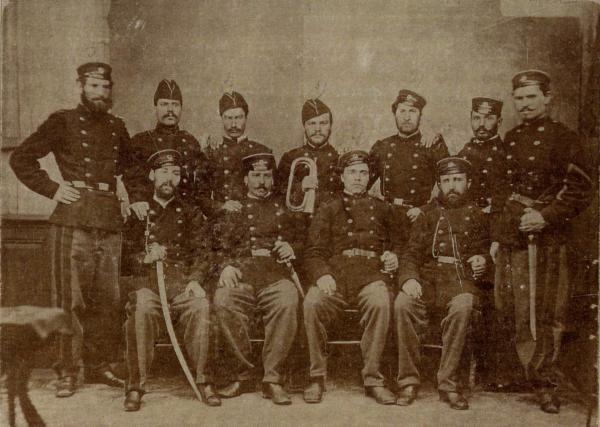  Второй Болгарской легии (1867—1868 гг.). В. Левский третий слева в первом ряду. Многие вооружены бельгийскими тесаками 02