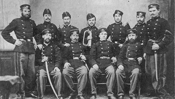  Второй Болгарской легии (1867—1868 гг.). В. Левский третий слева в первом ряду. Многие вооружены бельгийскими тесаками 03