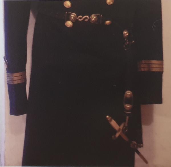 06Сюртук к парадной форме лейтенанта ВМФ Болгарии с морским офицерским кортиком обр. 1905 года