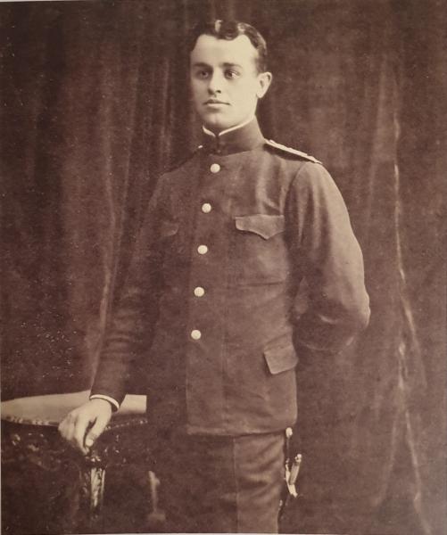 Технический мичман II ранга Димитр Майторов в служебной форме с морским кортиком обр. 1905 года (фото около 1918 года)