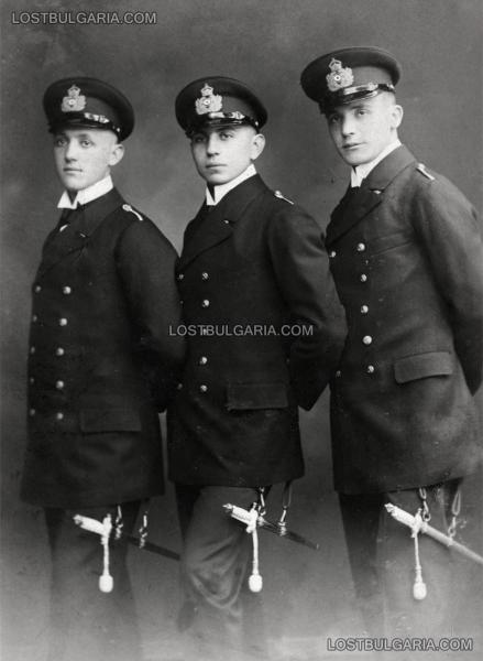  морские офицеры на обучении в Германии в униформе и с кортиками офицеров германского флота (1916 или 1917 год) 01