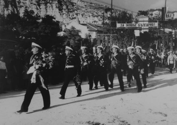 Болгарские морские офицеры и матросы проходят маршем по городу в Южной Добрудже в ходе присоединения региона к Болгарии (1940 год) 01