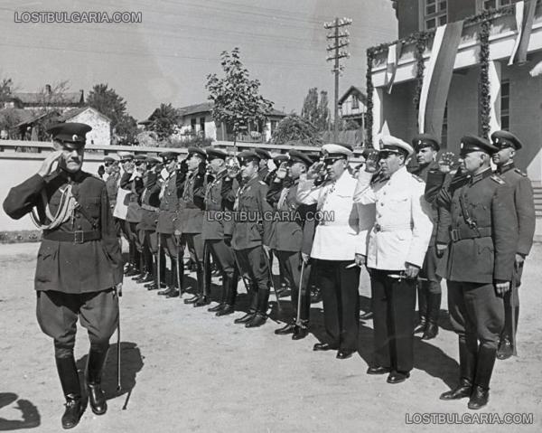  Дамян Велчев, министър на войната поздравява строй от полковници при посещение във военно поделение, неизвестно къде, вероятно края на 1945 г.