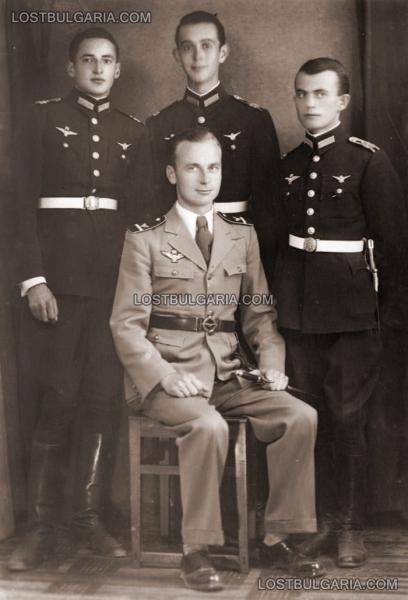 Болгарские лётчики на обучении в Венгрии вместе с венгерским инструктором (1943 год) 01