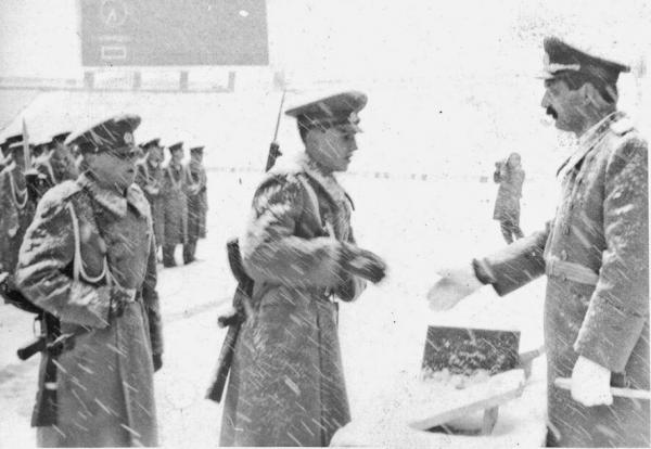 Офицер Болгарской народной армии (БНА) (справа) с армейским офицерским кортиком обр. 1951 года 01