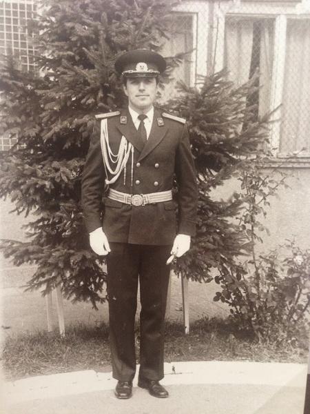Офицер Болгарской народной армии (БНА) с армейским офицерским кортиком обр. 1951 года 01