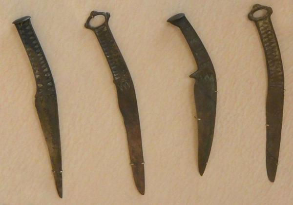 0Б2 Бронзовые ножи с вогнутыми клинками, найденные на территории Хакасско Минусинской котловины и принадлежавшие Карасукской культуре 01