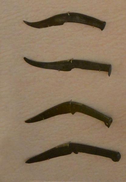  ножи с вогнутыми клинками, найденные на территории Хакасско Минусинской котловины и принадлежавшие Карасукской культуре 02
