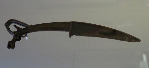  карасукский нож. Найден в Китае, принадлежал эпохе Шан. (Музей Чернуски, Париж)