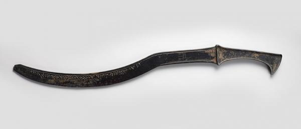 12 Бронзовый серповидный меч царя Ассирии Ададнирари I. Метрополитен музей, Нью Йорк