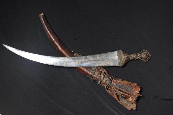  или дария (от арабского Dhura'eyah   большой кинжал)   кинжал, или короткий меч, с территории Саудовской Аравии
