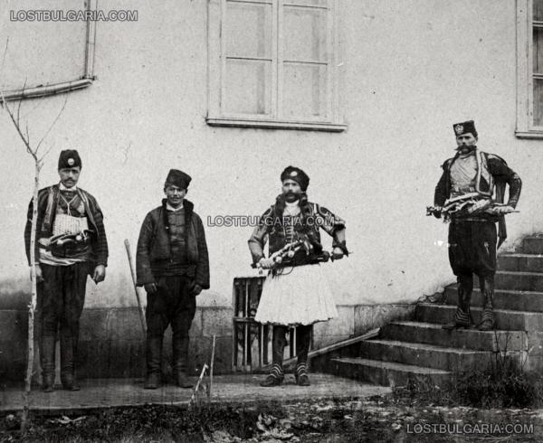 Българи, охраняващи консулството в Русе, крайният вдясно   Христо Карагьозов, Русчук (Русе), 1878 г.
