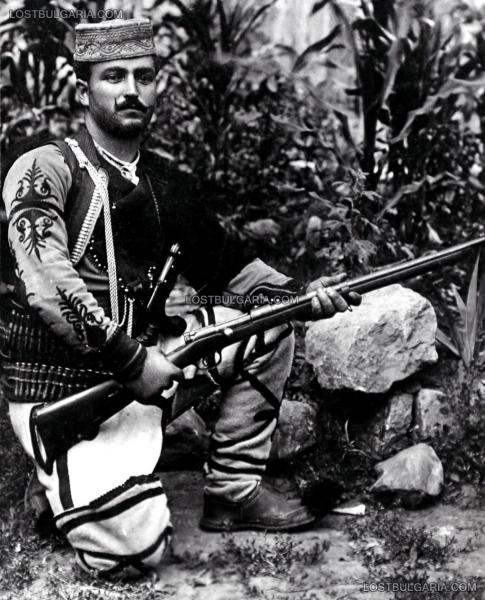 Четник от ВМОРО (Вътрешна македоно одринска революционна организация), вероятно около Илинденско Преображенското въстание 1903 г.