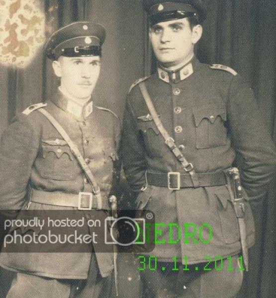 Болгарские военнослужащие с ножом болгарским окопным офицерским обр. 1916 года 02