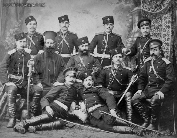 Болгарские военнослужащие в годы серско болгарской войны 1885 года. Болгары вооружены русскими пехотными офицерскими саблями обр. 1865 года (01)