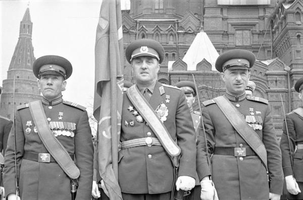 Герои Советского Союза Егоров М.А., Самсонов К.Я., Кантария М.В., на параде в Москве. 9 мая 1965 год