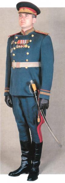 Генерал лейтенант в парадной форме. 1945 г.