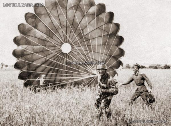  1944, болгарский парашютист после прыжка 01