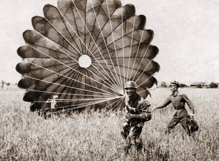  1944, болгарский парашютист после прыжка 02