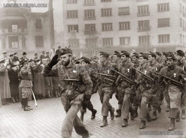  бойцов Парашютной дружины, вернувшихся с фронта. София, 1945 год 03