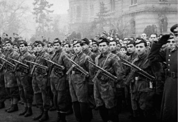  бойцов Парашютной дружины, вернувшихся с фронта. София, 1945 год 01б