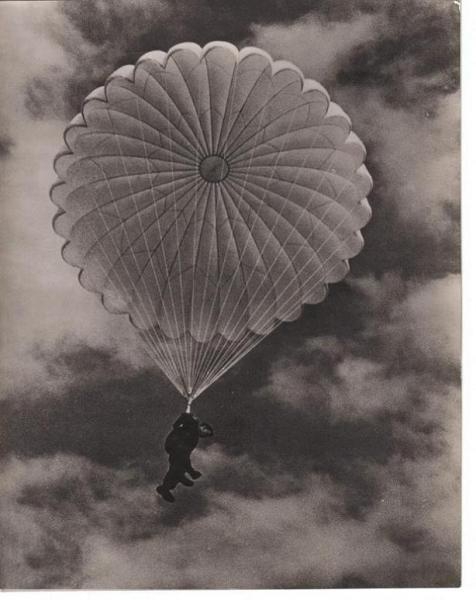  парашютист во время приземления