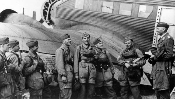 01 Немецкие парашютисты у транспортного самолета Юнкерс Ю.52 (Ju.52) перед началом операции «Меркурий»