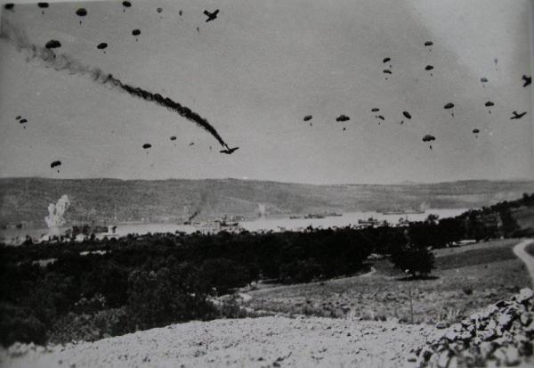 04 Немецкие парашютисты десантируются на остров Крит под огнём противника
