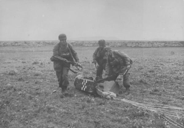 08 Трое немецких парашютистов вынимают оружие из контейнера после высадки на Крите