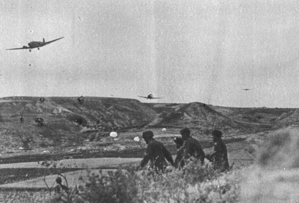 05 Немецкие парашютисты и пролетающие над ними транспортные самолеты Юнкерс Ю 52 в районе высоты №107 на Крите