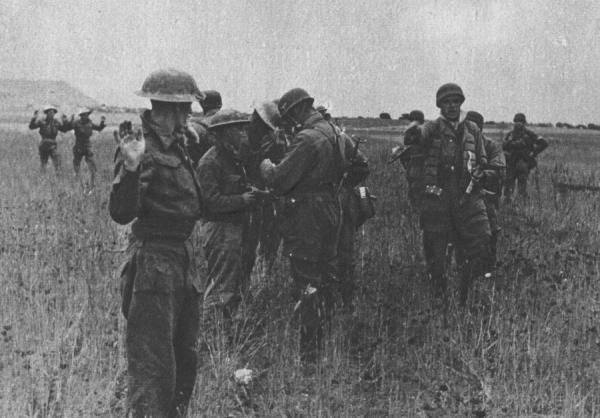 12 Немецкие парашютисты обыскивают пленных британских солдат на Крите 02