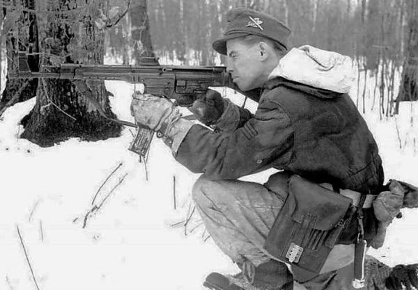  десантник со стурмовой винтовкой StG 44. На поясе, на карабине   нож стропорез М 1937 (01)