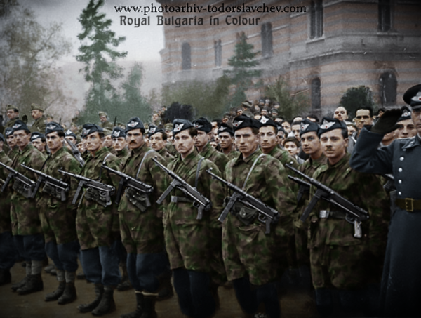 бойцов Парашютной дружины, вернувшихся с фронта. София, 1945 04