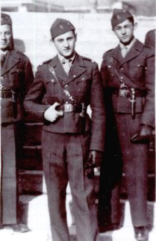  болгарской молодёжной организации «Бранник» с ножами обр. 1941 года 01