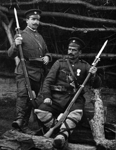  болгарских военнослужащих с винтовками Манлихера М1895 с примкнутыми штыками 01