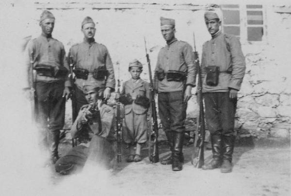  военнослужмщие с винтовками Манлихера (примерно 1920 е гг.) 01