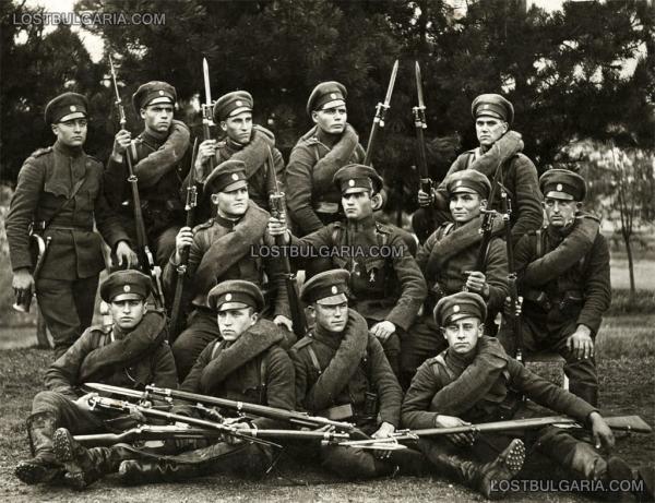 солдаты с винтовками Манлихера с примкнутыми штыками. 1930 е годы 02
