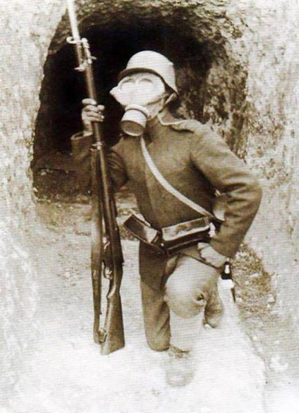  войник с противогаз пред тунел към укритията на Дойранската позиция
