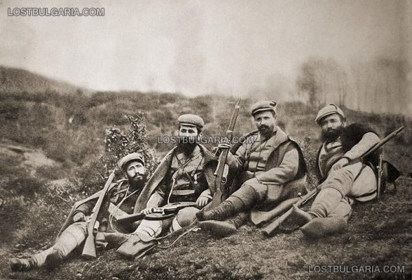  надясно. Мише Развигоров, Даме Груев, Ефрем Чучков и Атанас Бабата на войводски съвет в Балкана 1905 г.