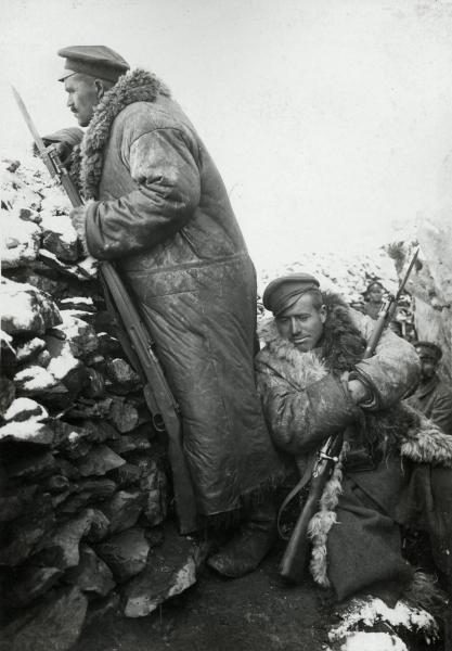  на Буджоите, 1917 год. ПМВ, Южния фронт. Болгарские солдаты вооружены винтовкой и штуцером Манлихера М1895 (01)