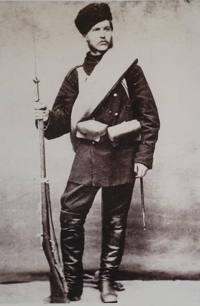  ополченец Пётр Берковский в походной форме с винтовкой Шасспо обр. 1866 года с примкнутым штыком. Плоешти